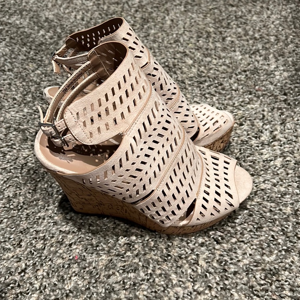 Woman’s wedges size 7